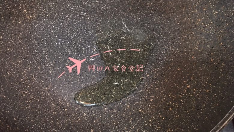 雞蛋豆腐ㄧ鍋二吃,取另一乾淨的鍋子,並充分熱鍋後倒入橄欖油