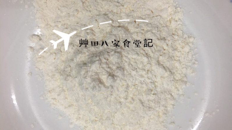 雞蛋豆腐ㄧ鍋二吃,將低筋麵粉50公克倒入容器中