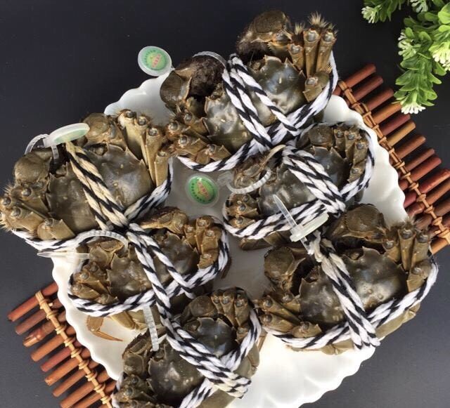 蒜泥螃蟹,选螃蟹的时候一定要买活蟹哦,死蟹不能吃对身体不利。我买的这种是盒装的一盒六个,比较大,3只炒一大盘刚刚好两个人吃完不剩!🙈太会过日子了,回妈妈家都是一锅一锅的蒸或煮螃蟹吃😂