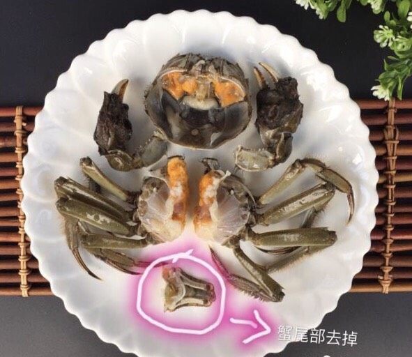 蒜泥螃蟹,首先处理螃蟹,清洗干净之后把螃蟹分成6块,好残忍地说😪,去除蟹腮、蟹肠、蟹心,蟹胃图中没去掉,吃的时候记住不能吃的(没去原因:防止蟹黄炸的过程中散落)
温馨提醒⚠️:清洗螃蟹的时候小心避免被螃蟹夹着手。切记吃螃蟹四个部分不能吃:蟹肠、蟹胃、蟹心、蟹腮!