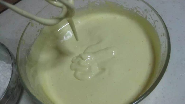 鸡蛋饼干,然后打到打蛋器提起来滴落的蛋液不会马上消失,打蛋器上的蛋液不会很快滴落就可以了。