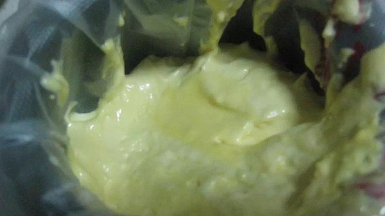 鸡蛋饼干,在打好的蛋液里加入过筛的低筋面粉,用从底部捞起的翻拌方式将蛋液和面粉混合好。翻拌过程速度要快,动作要轻。取裱花袋,套在一个开口大的容器上,将面糊倒入,然后在裱花袋口剪个圆口。