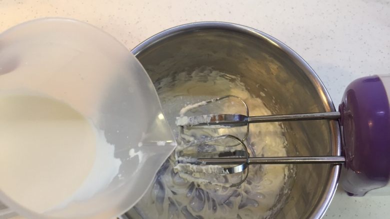 奶油奶酪夹心可可派,缓慢加,分次加,一直打到顺滑