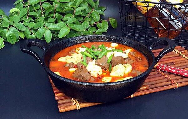 双色鸳鸯豆腐,成品:装盘即可开吃,看似红火,其实不怎么辣的。