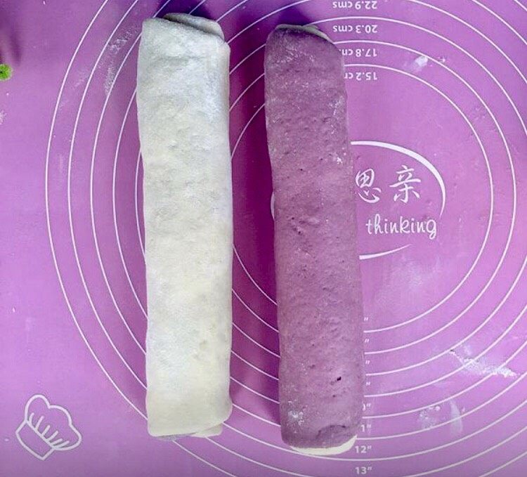 双色紫薯馒头,分别卷好,我卷了两张颜色(花样多宝贝更喜欢)
