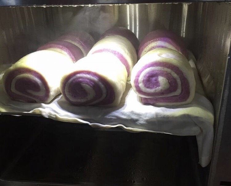 双色紫薯馒头,哇哦,一个个胖乎乎的双色紫薯卷太有食欲了