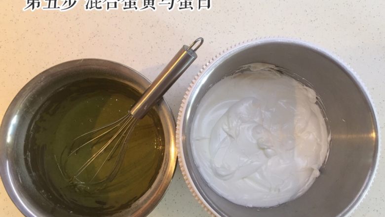 抹茶牛奶玫瑰慕斯,混合蛋黄与蛋白