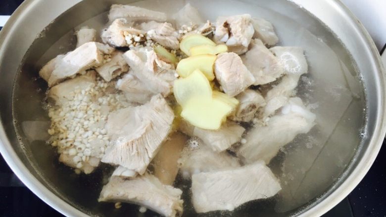 冬瓜薏仁排骨汤,倒入步骤7准备好的开水,大火煮开。