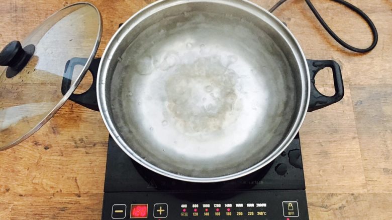 冬瓜薏仁排骨汤,在给肋骨焯水的同时做一锅开水备用
是用于炖汤的,这个步骤可不能偷懒哦,如果你偷懒用凉水炖汤,凉水会锁住肉肉的表层,肋骨肉不软嫩,汤也不香浓。