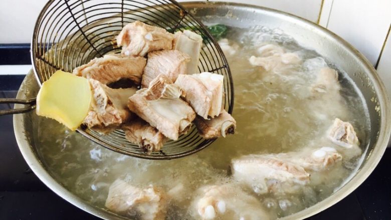 冬瓜薏仁排骨汤,水开以后,再煮约5分钟左右,捞出肋骨备用。