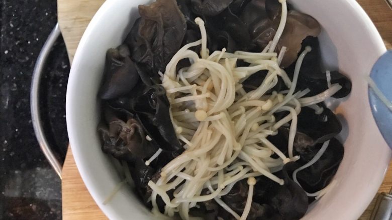 超满足便当(20),过水焯熟的金针菇和木耳 放入一个高碗中