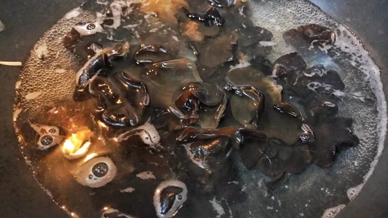 超满足便当(20),木耳倒入水中 水滚煮一会捞出