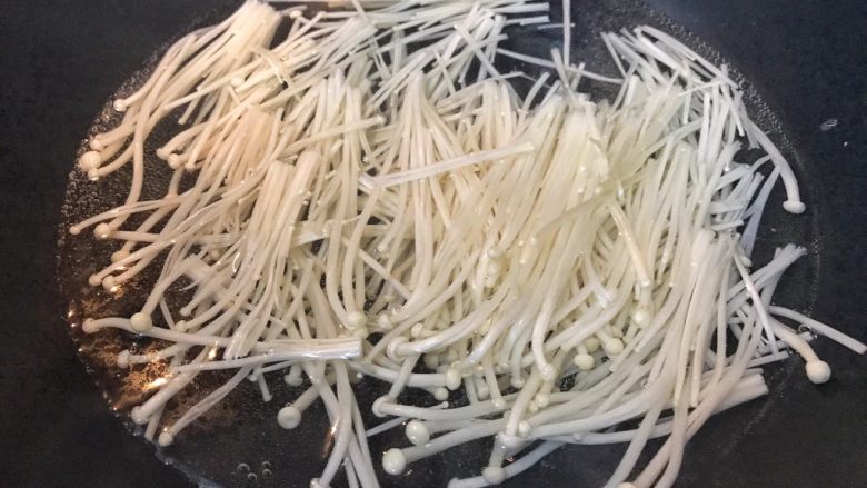 超满足便当(20),水滚下金针菇 再次滚开之后煮一下 捞出备用