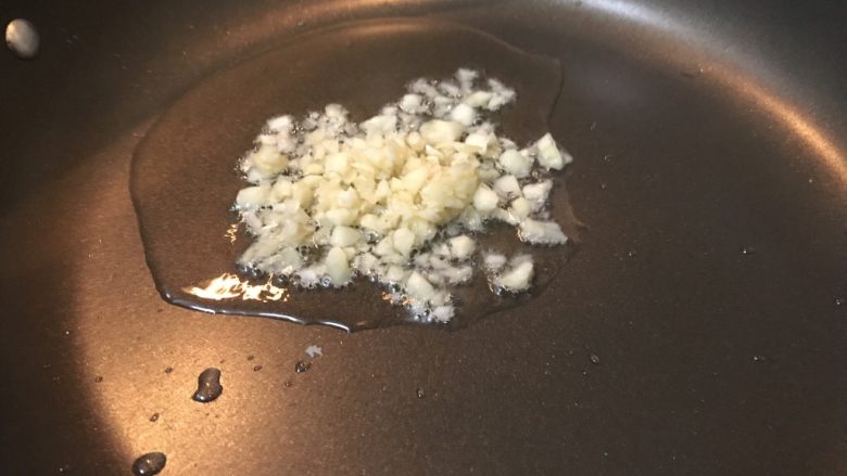 超满足便当(20),倒入蒜末