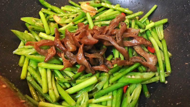 超满足便当(20),蒜苔七八成熟 倒入腊肠 加少许生抽翻炒