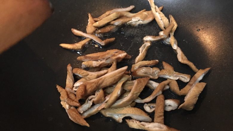 超满足便当(20),油热倒入腊肠翻炒
