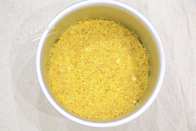 蓝莓慕斯,饼干碎均匀倒入模具中,用刮刀压实,冷藏待用。