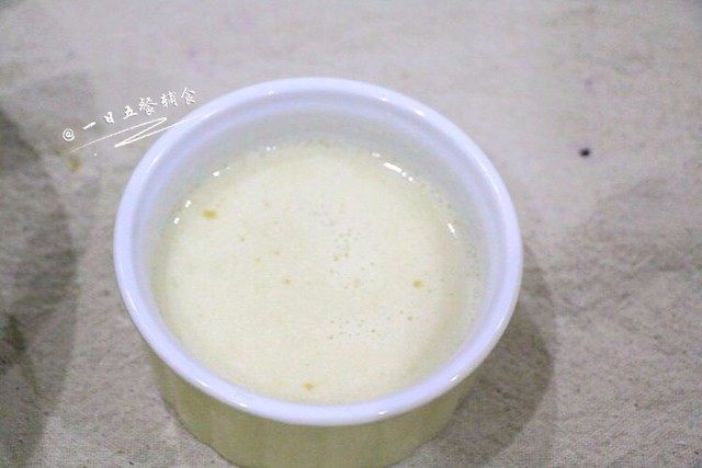 蓝莓慕斯,将吉利丁粉液用微波炉或者隔水加热融化;(注意融化即可,不要沸腾,沸腾会影响最终慕斯液凝固!)