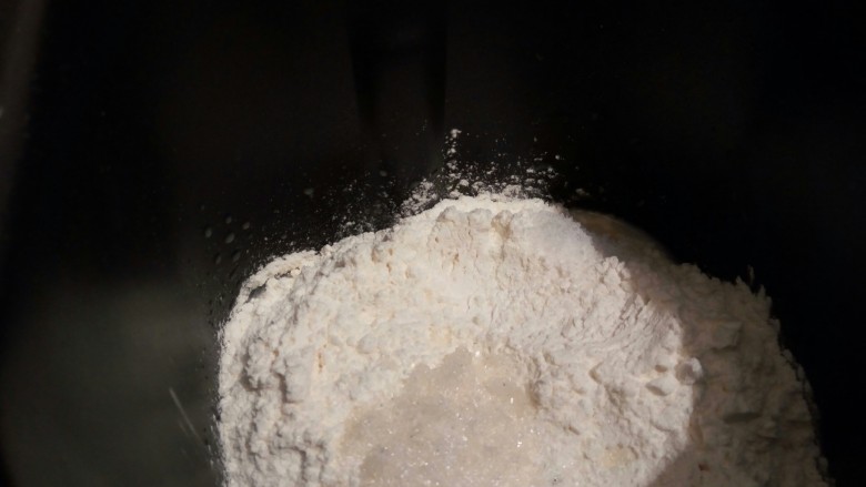 自制火腿肠披萨,先把面包机的桶拿出来,这样不会弄脏面包机内壁,饼底材料,除了<a style='color:red;display:inline-block;' href='/shicai/ 887'>黄油</a>以外,先液体,再粉类(<a style='color:red;display:inline-block;' href='/shicai/ 550'>高筋面粉</a>和<a style='color:red;display:inline-block;' href='/shicai/ 548'>低筋面粉</a>提前过筛,混合均匀)依次放入面包机桶,盐和糖对角放,(酵母我提前和清水一起搅拌好了,放在最下面了)