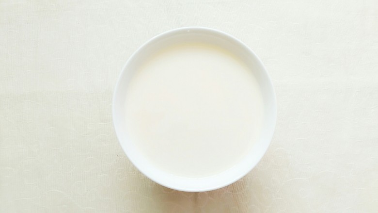 紫薯玉米千层糕,将白糖倒入<a style='color:red;display:inline-block;' href='/shicai/ 219'>牛奶</a>里搅拌均匀!
