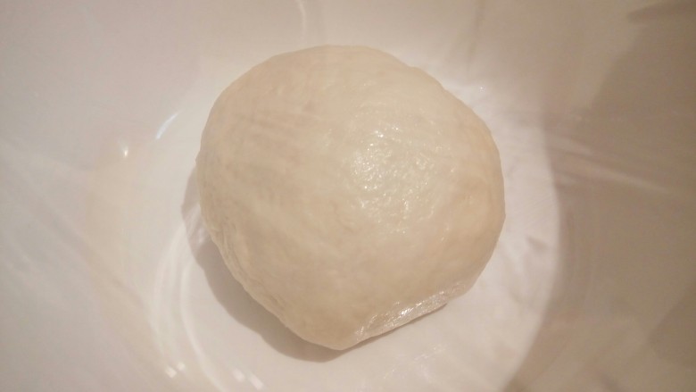 自制火腿肠披萨,和好的面团,盖上保鲜膜,放温暖处发酵两倍大(我是下班回家和的面,最近天很热所以只用了一个小时不到就发酵好了。)