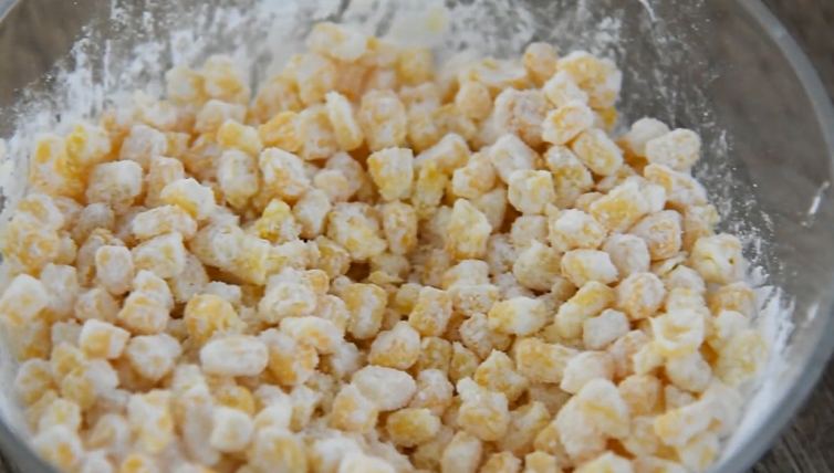 小孩子最爱吃的玉米烙,超级香脆!,静置2分钟等玉米粒回潮,再次拌匀备用