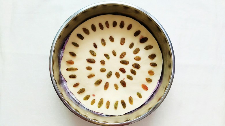 紫薯玉米千层糕,把<a style='color:red;display:inline-block;' href='/shicai/ 603'>葡萄干</a>一颗一颗按上去!