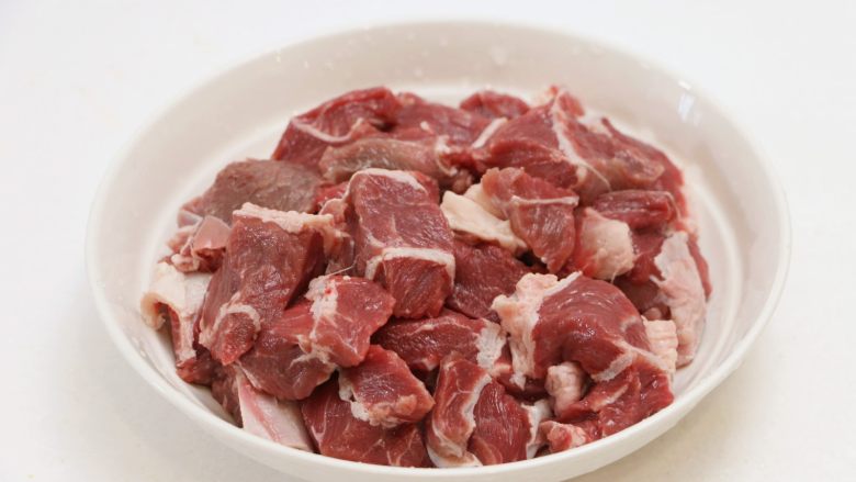 胡萝卜土豆炖牛肉,<a style='color:red;display:inline-block;' href='/shicai/ 216'>牛肉</a>洗净,切成厚块