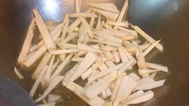 熱炒綠竹筍,在一張,熱油鍋後放入蒜頭和筍絲熱炒
