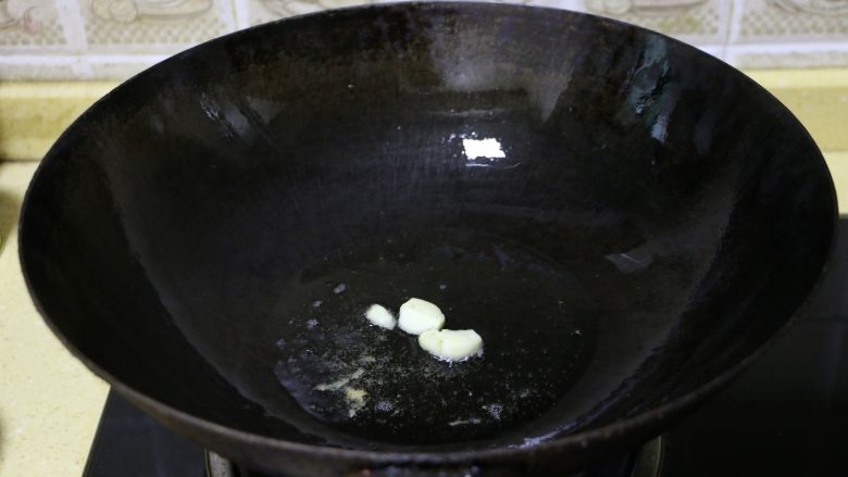 胡萝卜土豆炖牛肉,
锅底留油,放入蒜米爆香