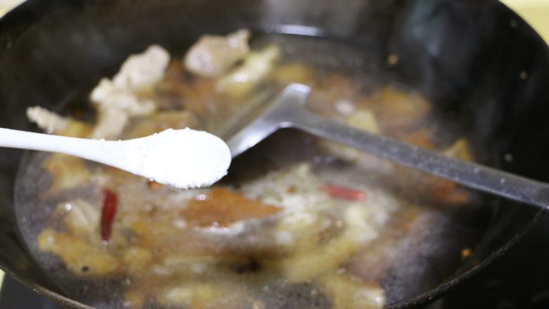 胡萝卜土豆炖牛肉,再加入糖,炒匀后开大火煮几分钟