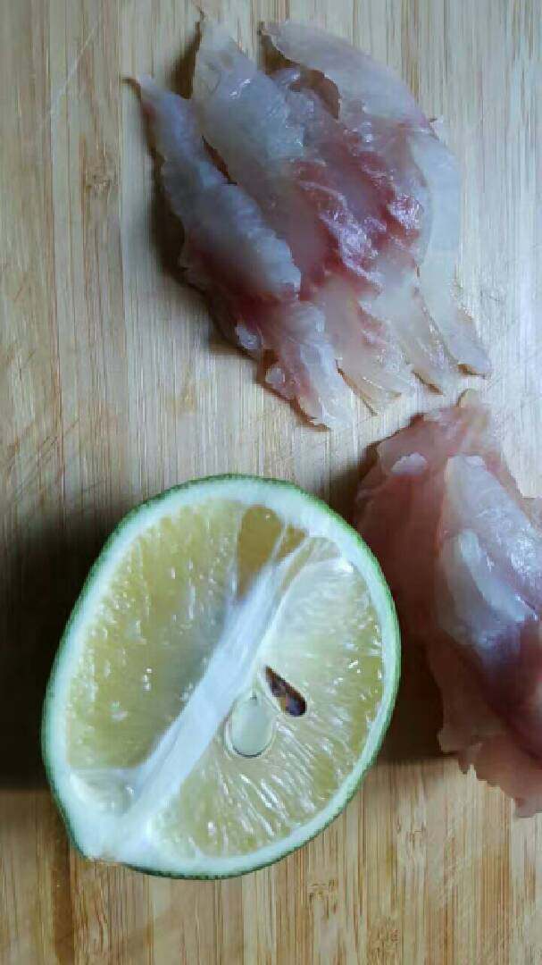 鲈鱼泡米,鲈鱼肉改刀，码味，去腥