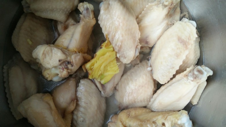 可乐鸡翅,<a style='color:red;display:inline-block;' href='/shicai/ 96'>鸡翅</a>解冻，放姜焯水