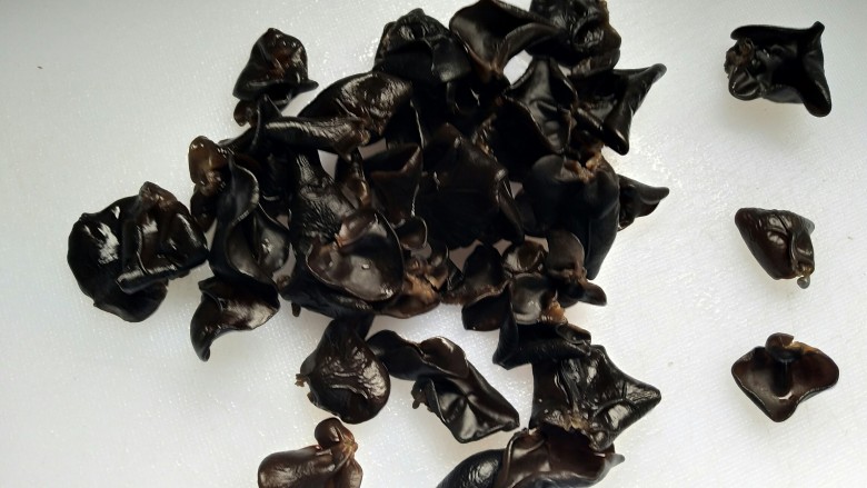 醋溜鱼,木耳泡发洗净,大的可以撕碎,小的就不用了