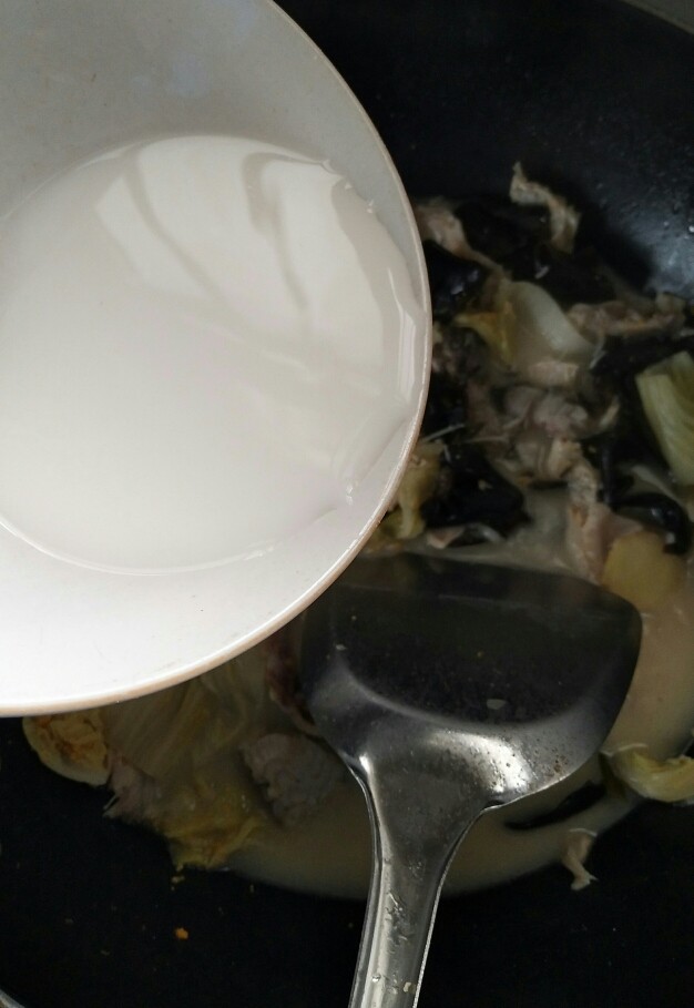 醋溜鱼,起锅前加入水淀粉勾芡,然后调味装碗