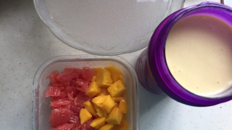 杨枝甘露,这是准备好的杨枝甘露食材,放入冰箱冷藏半小时