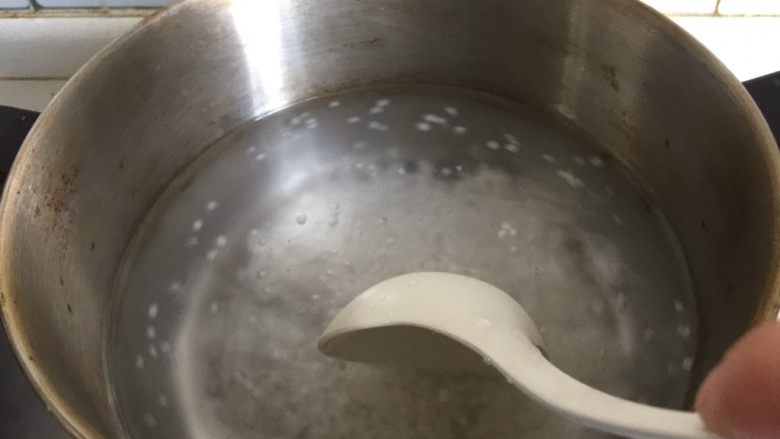杨枝甘露,边煮边搅拌,煮15-20分钟,煮至西米中心剩下一点点白芯后关火再焖5分钟