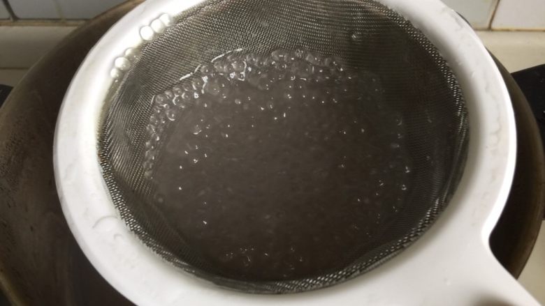 杨枝甘露,这是煮好的西米,都是透明的