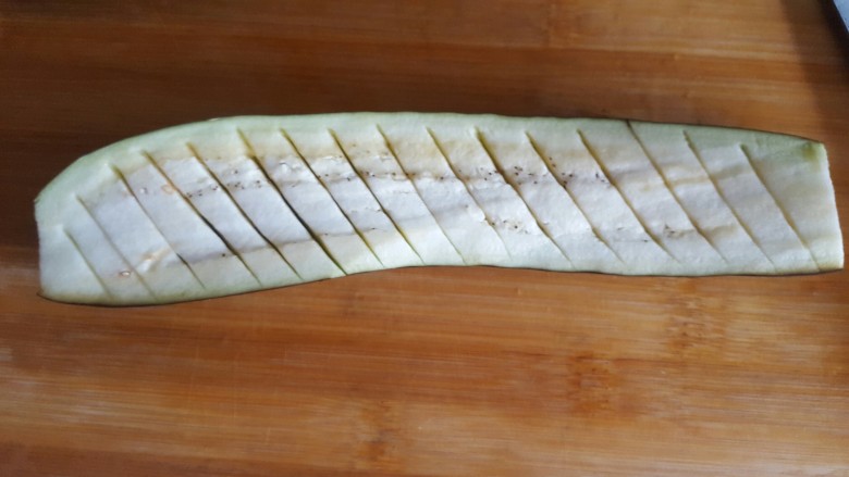 风味煎茄子,按45度角斜切,如图