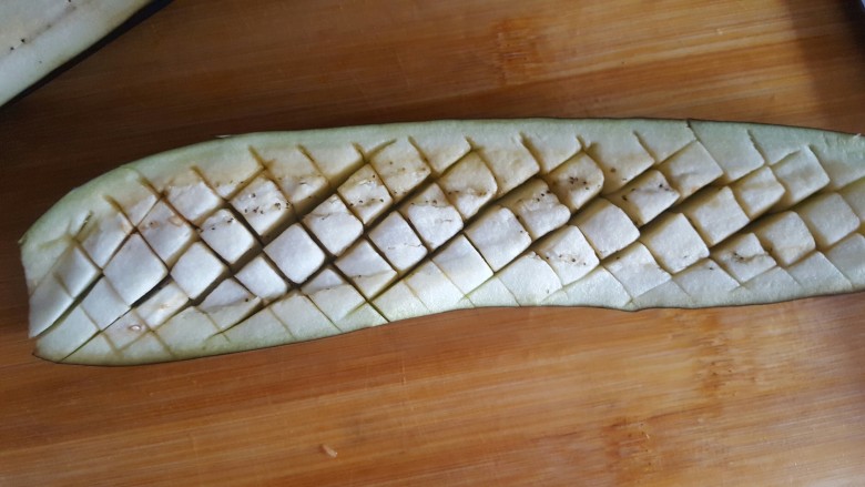 风味煎茄子,再切另一面,十字交叉形,这样容易更好的入味