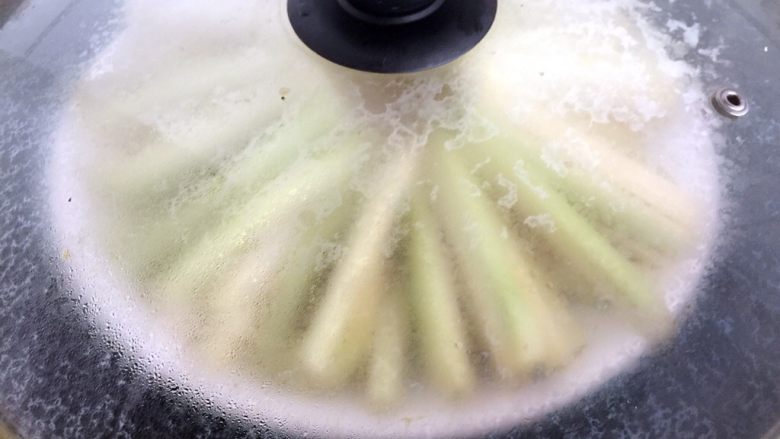 蒸茄子,大火蒸5分钟。