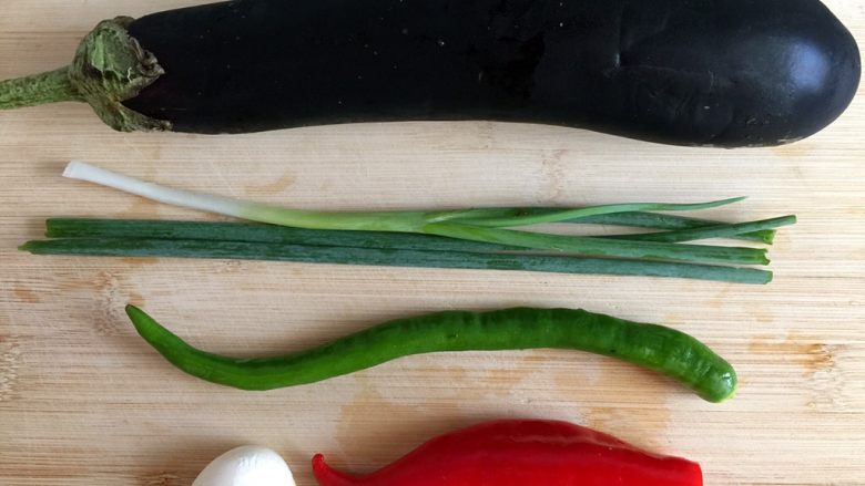 蒸茄子,食材准备：<a style='color:red;display:inline-block;' href='/shicai/ 58'>茄子</a>，<a style='color:red;display:inline-block;' href='/shicai/ 86663'>红辣椒</a>，湖南椒，蒜，<a style='color:red;display:inline-block;' href='/shicai/ 3250'>葱</a>