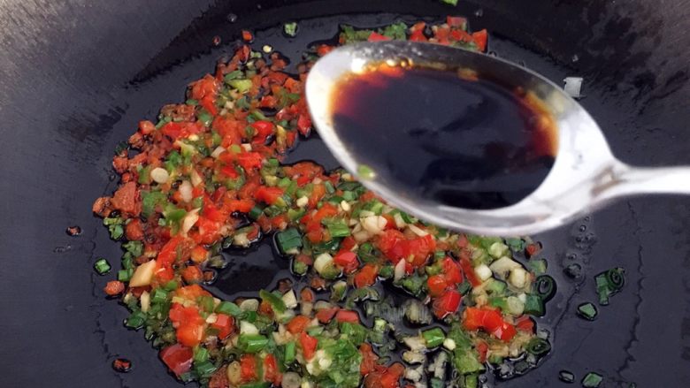 蒸茄子,放入小半勺<a style='color:red;display:inline-block;' href='/shicai/ 692'>酱油</a>。