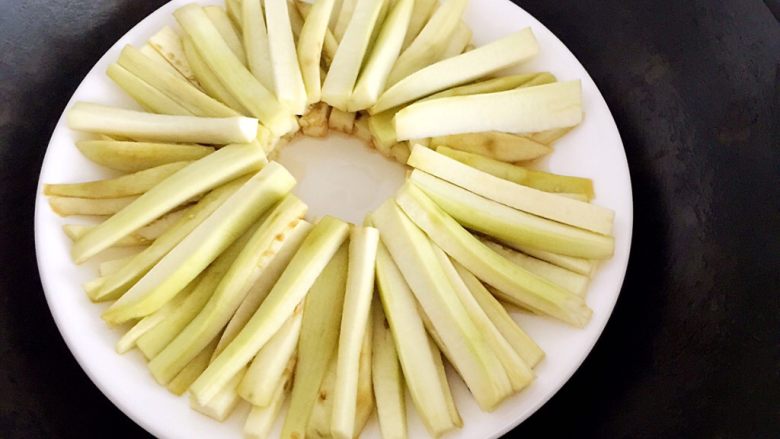 蒸茄子,蒸好的茄子，可以用筷子确认一下，茄子软了就熟了。