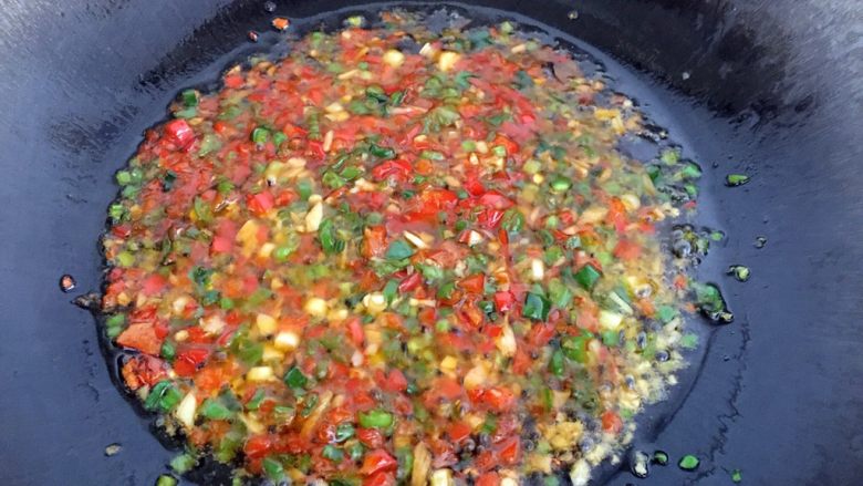 蒸茄子,搅拌均匀。
（可以根据自己的口味加入适量的调味料，同时也要看茄子的里适当增加）