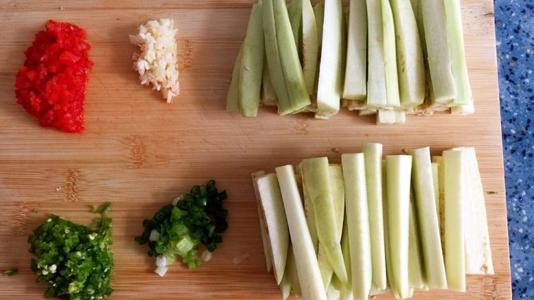 蒸茄子,食材处理：
1）茄子洗干净去皮，切成小条。
2）红辣椒洗干净切碎。
3）湖南椒洗干净切碎。
4）<a style='color:red;display:inline-block;' href='/shicai/ 2795'>蒜头</a>剥皮洗干净切碎。
5）葱洗干净切成小段。