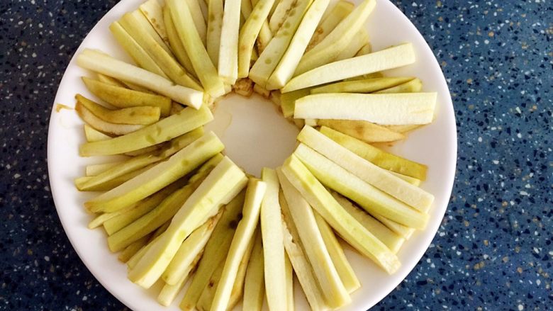 蒸茄子,端起备用。