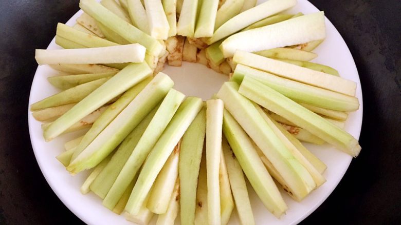 蒸茄子,锅中放入水烧开，放入茄子。