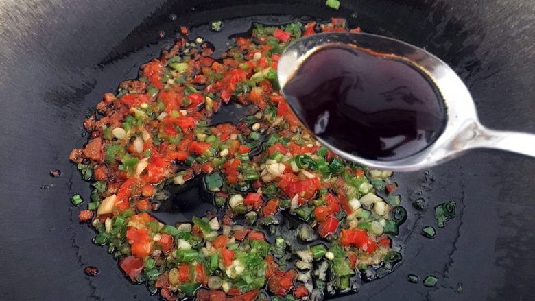 蒸茄子,放入小半勺<a style='color:red;display:inline-block;' href='/shicai/ 721'>蚝油</a>。