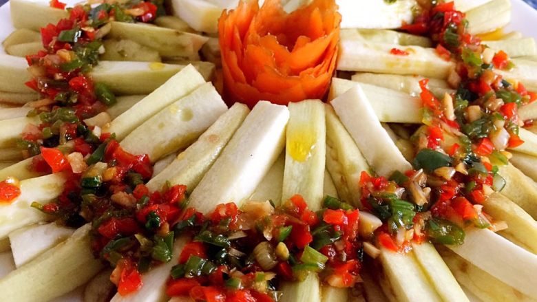 蒸茄子,将酱汁均淋在茄子上，吃的时候拌均匀即可。
中间装饰是胡萝卜。